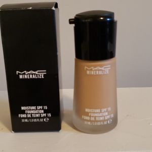 Mac mineralize moisture foundation